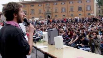 Uno studente parla all’assemblea in piazza dei Cavalieri