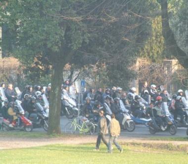 <b>2007.</b> I pisani in scooter a Lucca 