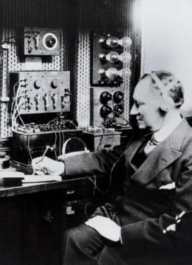 Guglielmo Marconi alla sua trasmittente        