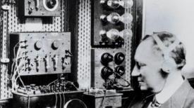 Guglielmo Marconi alla sua trasmittente