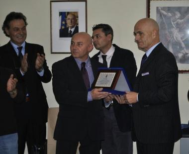 Salvo Ardita premiato dal questore Cerulo 