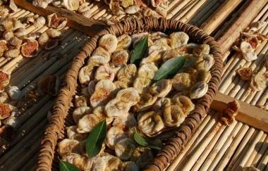 Picce di fichi secchi sui canniccioli 
