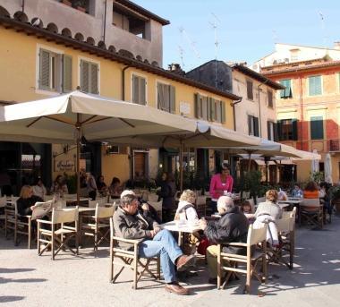 <b>DA SMANTELLARE.</b> Gli ombrelloni di un bar in centro 