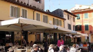 <b>DA SMANTELLARE.</b> Gli ombrelloni di un bar in centro