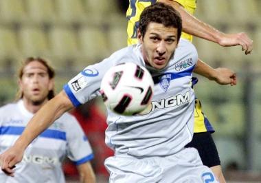 Il difensore azzurro Lino Marzoratti controlla una palla insidiosa nel cuore dellarea di rigore dellEmpoli 