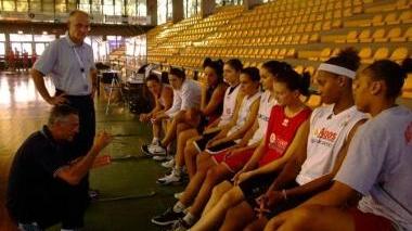 Coach Diamanti fa lezione alla squadra (Vip)