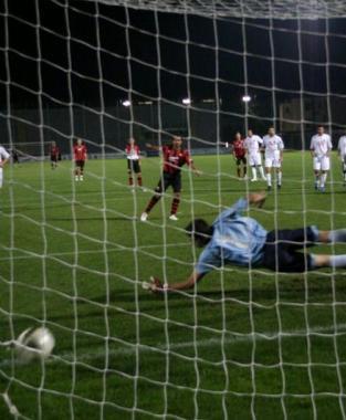 Galli torna al gol su rigore e porta in vantaggio la Lucchese spiazzando il portiere del Gubbio (vip)   