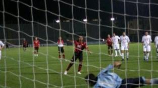 Galli torna al gol su rigore e porta in vantaggio la Lucchese spiazzando il portiere del Gubbio (vip)