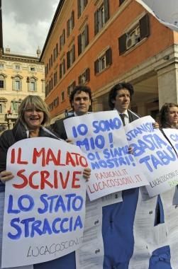 Il Pd di Poggio ha raccolto 350 firme per chiedere l’istituzione del registro del testamento biologico. Ora la decisione passa al consiglio comunale che dovrà pronunciarsi sulla richiesta. In Italia ci sono state tante manifestazioni per portare avanti questa richiesta. Nella foto una di queste fatta a Roma.