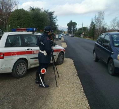 Un controllo della polizia municipale con lautovelox (Vip)  