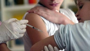Una bambina sottoposta ad una vaccinazione   