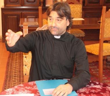 La rete di recinzione che separa il condominio dalla chiesa, padre Nike e una condomina con il volantino messo dal prete 