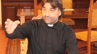 La rete di recinzione che separa il condominio dalla chiesa, padre Nike e una condomina con il volantino messo dal prete