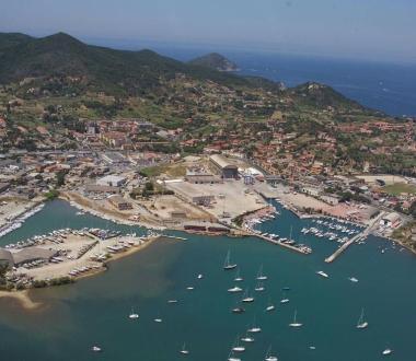 Una veduta dallalto dellarea portuale destinata a trasformarsi in quello che la variante per il waterfront definisce come Porto Cantieri   