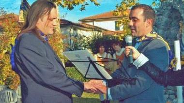 A sinistra il presidente che viene “battezzato”