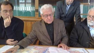 Il sindaco Mauro Favilla (a sinistra), il gruppo di di Forza Lucca (sopra) e, a destra i consiglieri del Pdl nell’aula del consiglio comunale in palazzo Santini