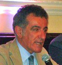 <b>DISAVVENTURA.</b> Da sinistra Paolo Emilio Ammirati, Alessandro Ulmi, che era sullautobus guasto e, a allestrema destra, un pullman della Rama di fronte al Comune  