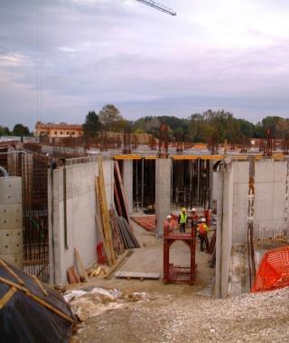 <b>IL CANTIERE. </b>Il tunnel che collegher&agrave; gli edifici; gli operai al lavoro e la struttura del nuovo ospedale (Vip)  