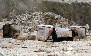 La polvere nera sul piazzale in cava dopo lincidente 