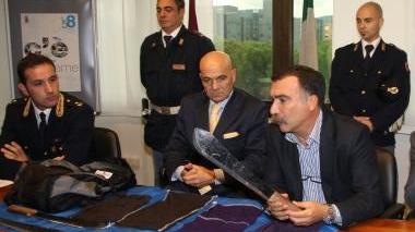 Il questore vicario Cilona mostra uno dei machete