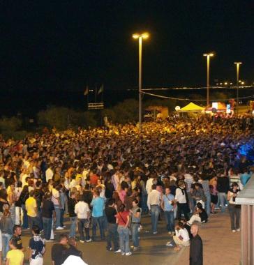 Alcune immagini della movida notturna nei locali delle due Marine di Torre del Lago e di Viareggio (Vialone)
