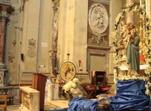 Tentò di dare fuoco alla chiesa