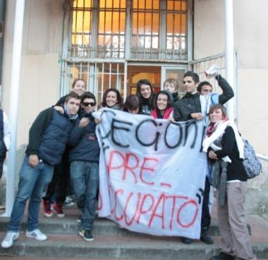 Striscioni e catene al Cecioni