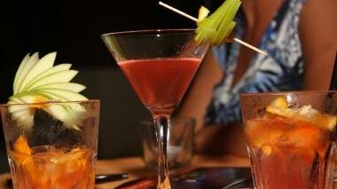 Un cocktail preparato da un barman