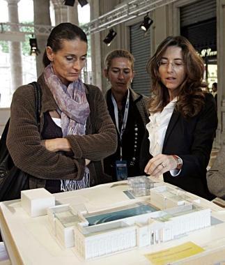 Lassessore regionale Cristina Scaletti assieme allAu delle Terme Paola Paganelli mentre osserva il plastico delle future Leopoldine 