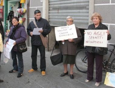 A destra, la famiglia sfrattata dentro lalloggio; a sinistra, il picchetto sotto la casa da sgomberare in piazza Cavallotti    