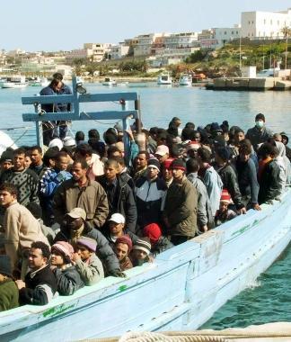 Un barcone di profughi del Kurdistan iracheno in arrivo a Lampedusa   
