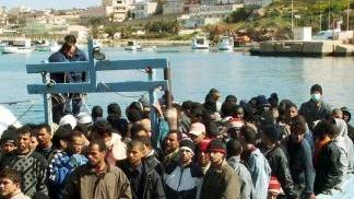 Un barcone di profughi del Kurdistan iracheno in arrivo a Lampedusa