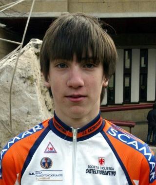 Lorenzo Friscia, allievo della Banca Cambiano e a destra gli juniores dello Stabbia 