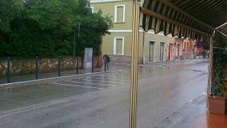 <b>MARCIAPIEDE.</b> Protetto dai paletti
