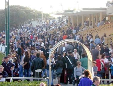 Dallalto, il totalizzatore allippodromo Caprilli e il pubblico nei pressi della pista     
