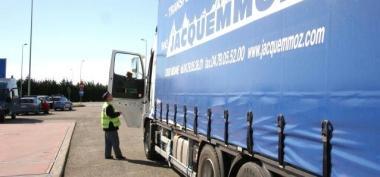 Un agente della polizia stradale ferma un tir per effettuare dei controlli 