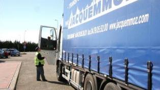 Un agente della polizia stradale ferma un tir per effettuare dei controlli