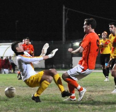 <b>PUNGENTE.</b> Fedi infila Toccaceli e chiude il derby 