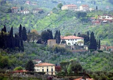 Una veduta del paese di Buriano, sulle colline di Quarrata 