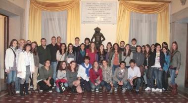 A sinistra, il gruppo dei ragazzi ricevuti in Comune  