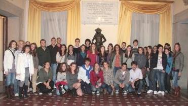 A sinistra, il gruppo dei ragazzi ricevuti in Comune