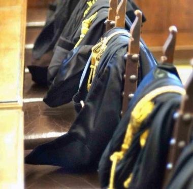 Toghe sulle sedie in unaula di Tribunale   