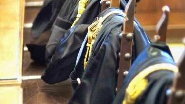 Toghe sulle sedie in un’aula di Tribunale