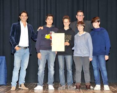Le scuole premiate ieri mattina al Bolognini: a sinistra i ragazzi dellistituto Pacini sopra gli studenti-attori del liceo classico Forteguerri a destra alcuni ragazzi dellistituto Luigi Einaudi   