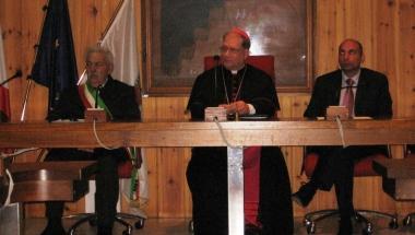 Da sinistra il sindaco Umberto Marvogli il vescovo Fausto Tardelli e il vice sindaco Gabriele Toti     