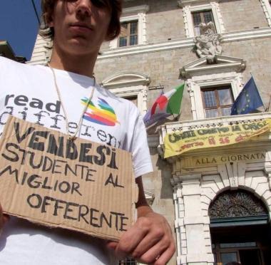 Gli studenti allinterno del rettorato occupato e sopra uno studente che protesta allesterno 