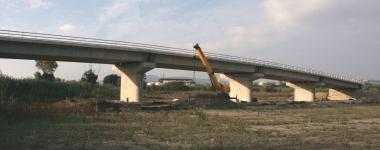 Il ponte sul Fine oggi I lavori procedono spediti 