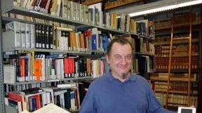Carlo Ghilli, direttore della biblioteca comunale Renato Fucini, con in mano un testo tradizionale e uno dei sei nuovi lettori di libri elettronici