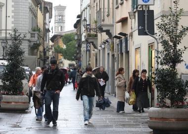 Uno scorcio del centro storico I negozi saranno aperti due domeniche al mese 
