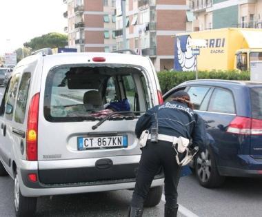 Il lunotto della Kangoo sfondato dalla ragazza 